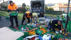 Un cami�n pierde su carga de comida en la traves�a de Pardi�as