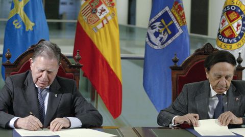 El aclcalde de Oviedo, Alfredo Canteli (i) y el presidente de la unviersidad Alfonso X El Sabio, Jes�s Nu�ez(d), firman el convenio que permitir� la apertura de una sede de esa universidad privada en la capital asturiana