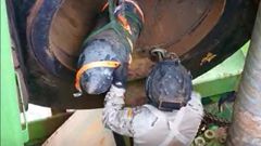 La Unidad de Buceo de la Armada en Ferrol retir� el proyectil a trav�s del t�nel de la draga, en Santurce.