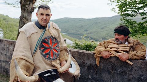 Vibomask reactivó el entroido.Cuarenta y siete grupos de España y Portugal participaron en el desfile de la mascarada ibérica en Viana do Bolo y Vilariño de Conso