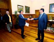 Rafael Louz�n (derecha) saluda a Lores, ante la mirada de C�sar Mosquera.