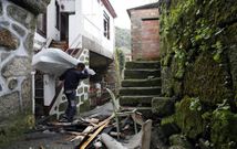 Los voluntarios colaboraron en el traslado de enseres de la casa quemada el martes en As Regadas (en el Concello de Beade). 