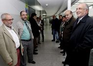 Los expertos del comit� posaron en los pasillos de la conseller�a antes de su pimera reuni�n. 