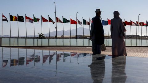 Egipcios visitan la plaza de la Paz en Sharm el Sheij antes de la cumbre de la paz en Gaza.