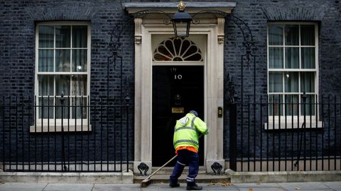 Un operario limpia la acera del n�mero 10 de Downing Street