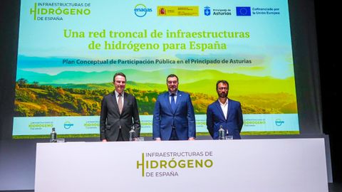 De izquierda a derecha: Arturo Gonzalo Aizpiri, Consejero Delegado de Enag�s; Adri�n Barb�n Rodr�guez, Presidente del Principado de Asturias y Miguel Gonz�lez Suela, subsecretario para la Transici�n Ecol�gica y el Reto Demogr�fico (MITECO) en el lanzamiento del Plan Conceptual de Participaci�n P�blica (PCPP) de la Red Troncal Espa�ola de Hidr�geno en Asturias