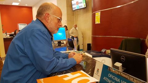 El portavoz de Hazte O�r Miguel Vidal en el registro del ayuntamiento de Oviedo