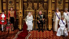 Al inaugurar el nuevo curso legislativo, Isabel II  ley� desde el trono de la C�mara de los Lores  el programa de gobierno de Johnson