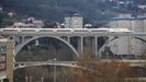 Un AVE circulando por el viaducto sobre el Mio, en Ourense