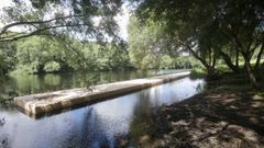 La pasada semana el concello coloc� el primer pantal�n en el r�o, pero ya  par� la obra. 