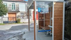 Nueva marquesina de parada de autob�s en As Pegas (Sandi�s).