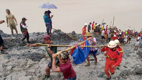 Servicios de rescate en una mina al norte de Birmania
