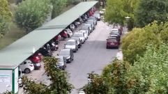 Cola de veh�culos en el exterior del hospital comarcal para la realizar las pruebas PCR