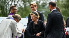 La reina Sonia en el funeral de su marido, el rey Harald V de Noruega, rodeada de su familia
