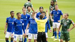 penalti Real Oviedo Deportivo Carlos Tartiere.Los futbolistas del Real Oviedo protestan el penalti pitado por liver de la Fuente Ramos