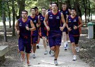 Los jugadores realizaron una sesión de carrera vespertina en el Paseo del Miño.
