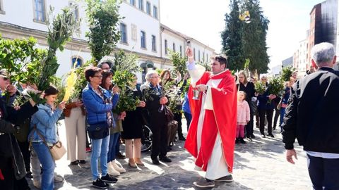Un momento de la ceremonia de bendici�n de ramos en la plaza de la Estaci�n