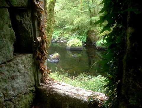 Ruinas del Balneario de O Bocelo junto al r�o Mandeo, en el municipio de Paderne.