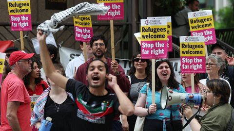 Manifestantes protestan contra las reformas del asilo en Londres.