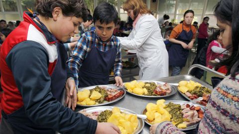 Men� de carnaval en el comedor escolar de Mosteiro