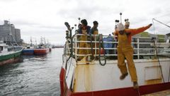 Foto de archivo de marineros indonesios en un pesquero espaol, donde se sienten bien tratados y pagados, al contrario que en buques chinos