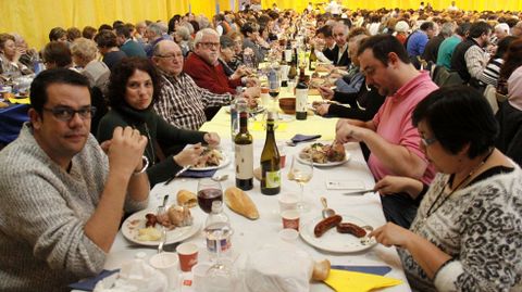El codillo triunf� en A R�a.M�s de 800 personas degustaron codillo en el pabell�n