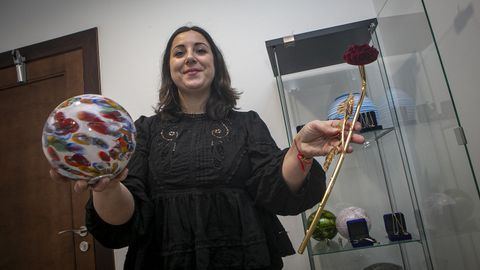 Alesandra Castro muestra algunos de los relicarios m�s peculiares que demandan sus clientes para atesorar las cenizas de sus seres queridos.