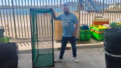 El patr&oacute;n mayor de Ferrol muestra una de las bateas en las que se probar&aacute; el  engorde  de los erizos