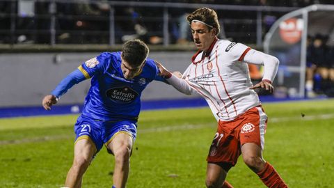 Pol Arnau, del Girona, tratando de frenar a Adri�n Guerrero