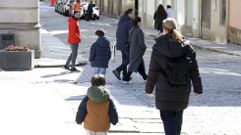 Viandantes paseando�por las inmediaciones de la plaza de Armas este fin de semana.