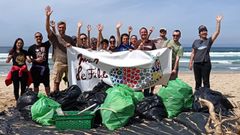 Imagen de una de las campa�as de sensibilizaci�n de Mar de F�bula en la Costa da Morte.