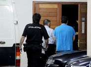 Fern�ndez Casti�eiras (de espaldas, con camisa blanca), en un traslado al juzgado.