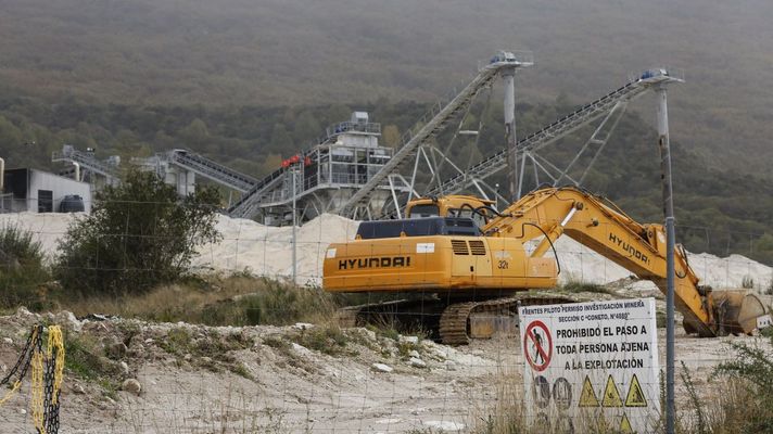 M�quinas trabajando en la mina de colt�n de A Penouta, en Viana do Bolo.