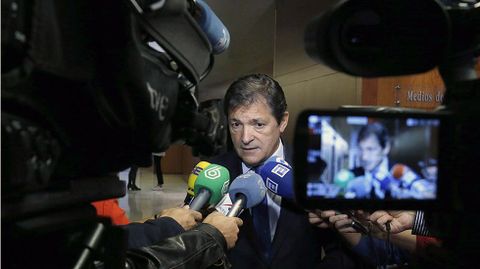 Javier Fern�ndez atiende a los medios de comunicaci�n en la Junta General.Javier Fern�ndez atiende a los medios de comunicaci�n en la Junta General