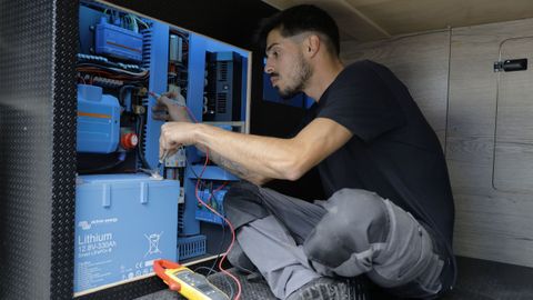 Empleado de LamardeVan CamperWood trabajando en la instalación eléctrica.