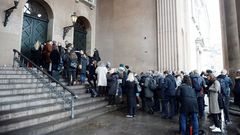 Varios periodistas se congregan en el exterior de un juzgado en Copenhague donde se lleva a cabo el juicio contra el inventor Peter Madsen