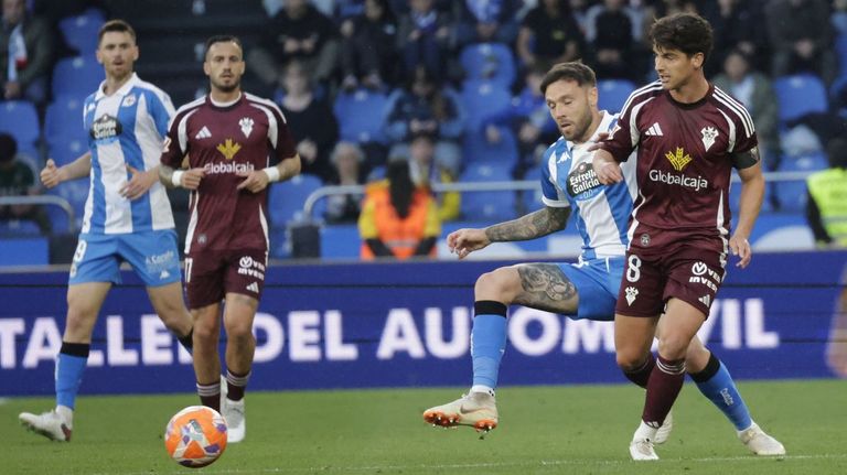 Riki, marcado por José Ángel, en la última visita del Albacete a Riazor