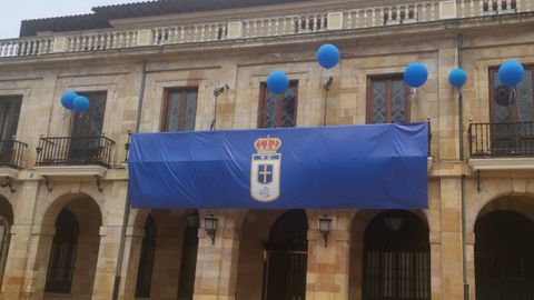 Ayuntamiento de Oviedo con la bandera del Real Oviedo