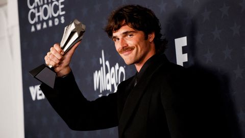 Jacob Elordi se llev� el premio de mejor actor de reparto por �Frankenstein�, la nueva adaptaci�n del cl�sico de Mary Shelley dirigida por Guillermo del Toro.