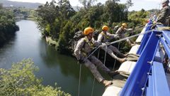 El puente desde el que se arroj el joven se usa a menudo para prcticas de rapel por patrullas de la Brilat