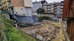 Una gran lona de pl�stico cubre la zona derrumbada sobre el patio, en el que se han colocado alpacas