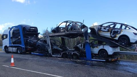 Cami�n de transporte de autom�viles Tesla calcinado tras sufrir un incendio en la A-52 en el kil�metro 173 direcci�n Ourense