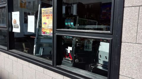 Las m�quinas tragaperras abiertas y volcadas a la ventana del bar cerrado por la cuarentena