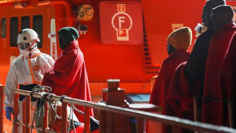 Migrantes rescatados esperan para desembarcar en un puerto de Gran Canaria