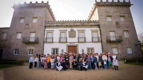 Estudantes do IES Alexandre B�veda e do �lvaro Cunqueiro fronte ao pazo de Castrelos