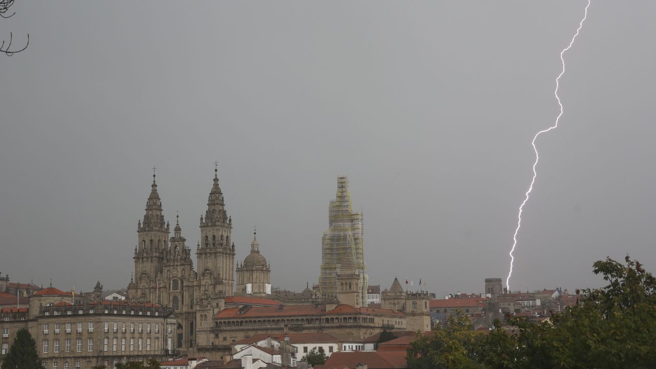 Una dana encima de Galicia activa avisos amarillos y naranjas por fuertes lluvias