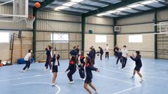 En Galicia las clases de Educaci�n F�sica -en la imagen, una actividad en un colegio de A Coru�a- se hacen con mascarilla