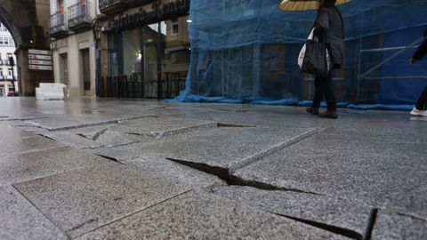 Losetas levantadas en la calle San Fernando