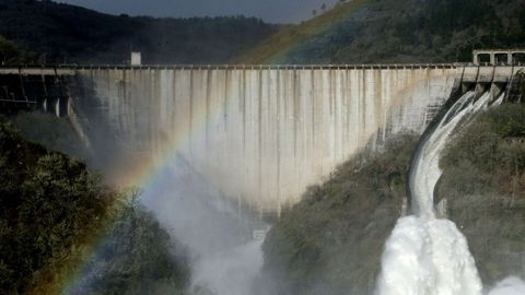 Presa del embalse de Belesar soltando agua el pasado febrero