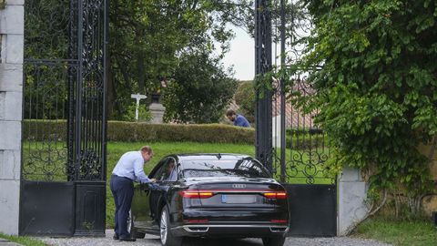 Miembros de seguridad a la entrada del Palacio de Valdesoto donde se este s�bado se ha celebrado el banquete de la boda de Felipe L�pez, ahijado del rey Felipe VI y Lorena Meana. El rey ha asistido a la boda de Felipe L�pez y Lorena Meana celebrada en una iglesia de origen prerrom�nico de la localidad de Deva, en el concejo de Gij�n.